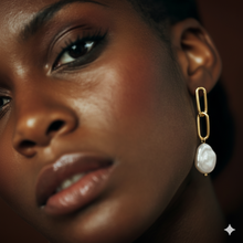 Charger l'image dans la visionneuse de la galerie, Boucles d'Oreilles Pendante "Maillons Chic & Perle Baroque Plate"