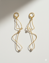 Charger l'image dans la visionneuse de la galerie, Boucles d'Oreilles Pendante - Torsade Doré Abstraite & Perle