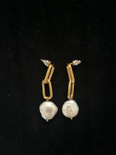 Charger l'image dans la visionneuse de la galerie, Boucles d'Oreilles Pendante "Maillons Chic & Perle Baroque Plate"