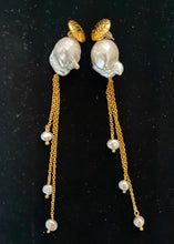 Charger l'image dans la visionneuse de la galerie, Boucles d'Oreilles Pendante "Chaîne Moderne & Perle Baroque"