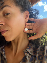 Charger l'image dans la visionneuse de la galerie, Boucles d'Oreilles Pendante "Maillons Chic & Perle Baroque Plate"